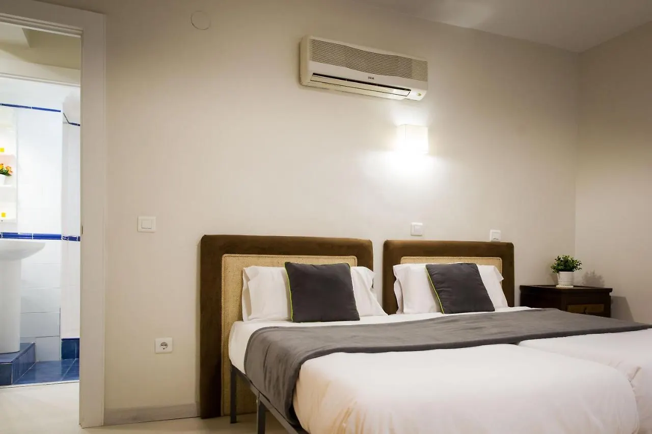 3 Dormitorios Con Balcon Junto Calle Larios Malaga