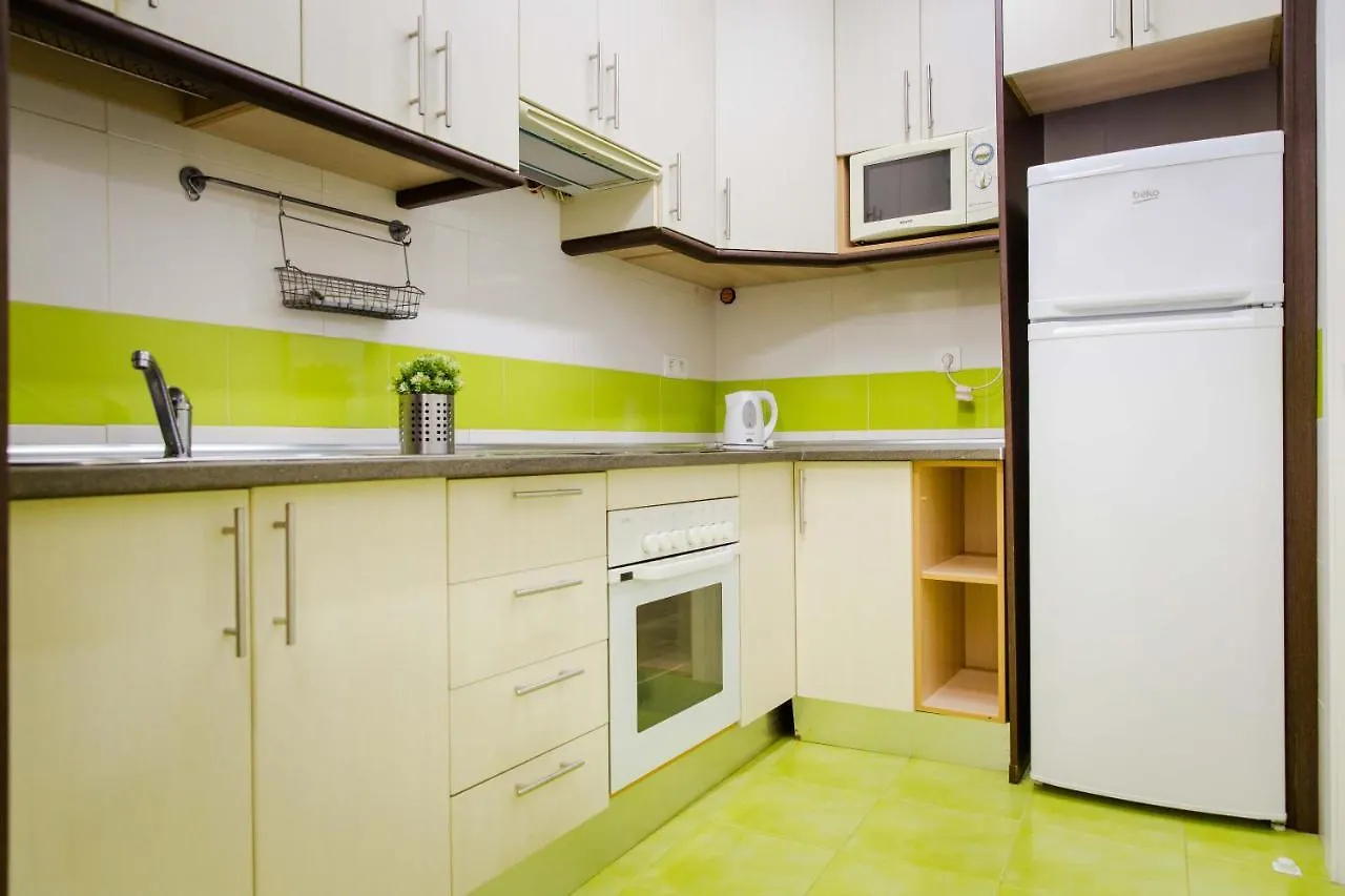 3 Dormitorios Con Balcon Junto Calle Larios Malaga