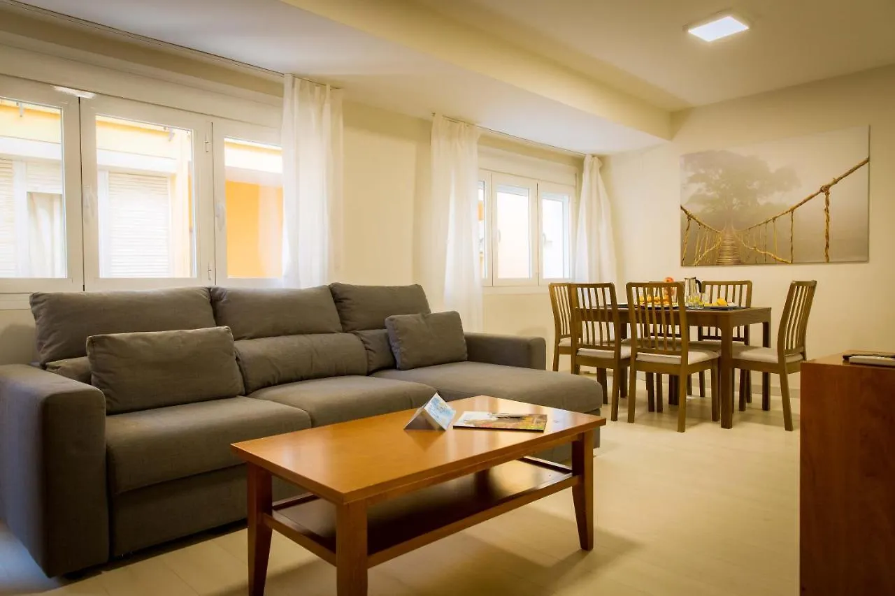 3 Dormitorios Con Balcon Junto Calle Larios Malaga